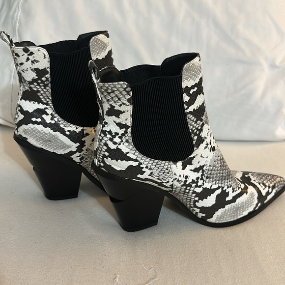 Women’s Snake Skin Booties Size 11 - Picture 3 of 6